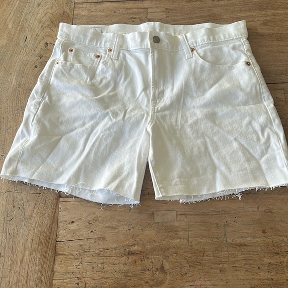 Like new GAP 5” Mid Rise White Denim Shorts size 10 - Picture 1 of 9